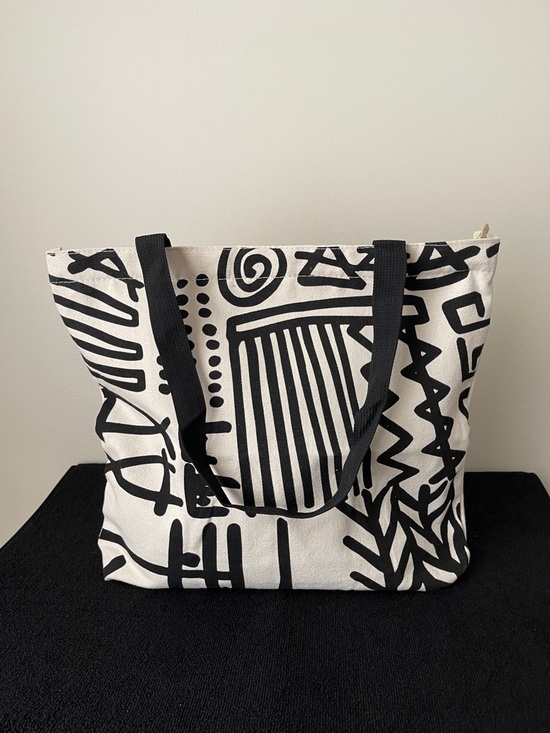 Handbags - NWOT..Black & White Abstract Canvas Tote Bag With Zipper
